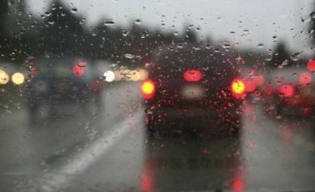 Студено време с валежи и силен вятър през следващите дни