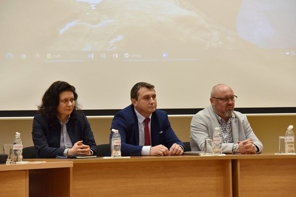 Смениха и шефката на института по криминалистика