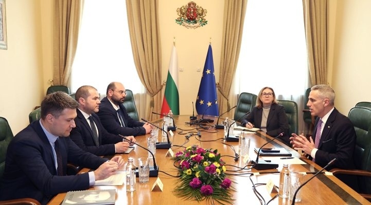 Гюров обсъди с финансови експерти мерките срещу ефектите от кризата в Близкия изток