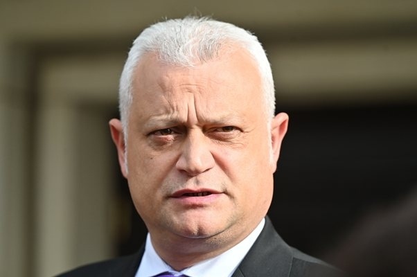 Министър Дечев: Прокурорският син е нападнал полицай, избягал е и изоставил колата си на черен път