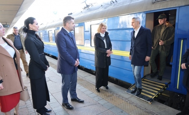 Премиерът Гюров и министри са на посещение в Украйна