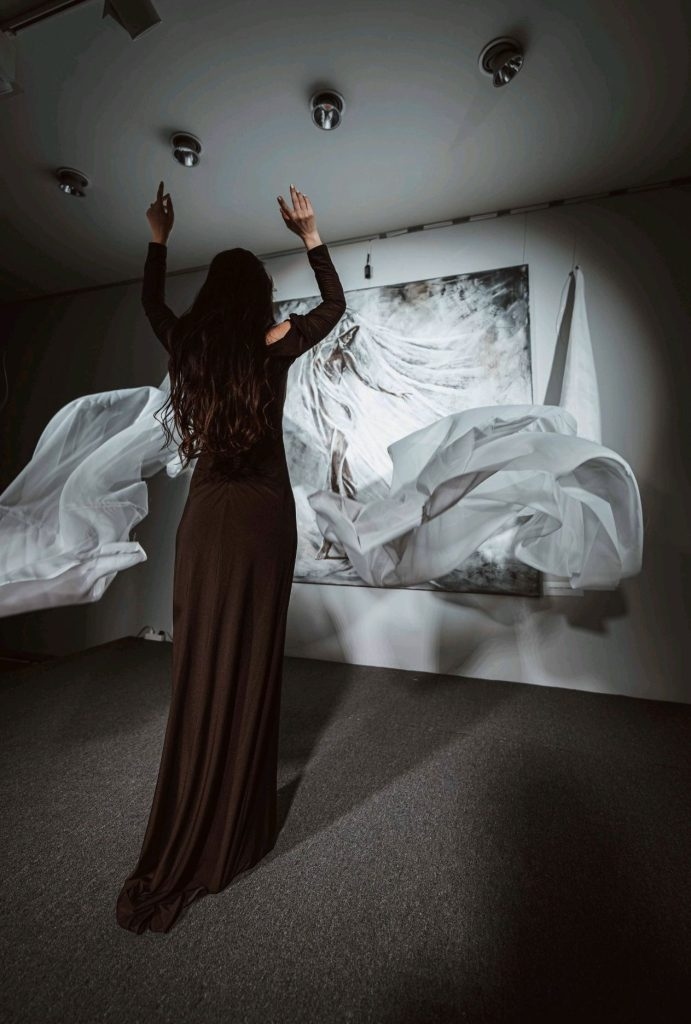 Покана да си спомним езика на нежността - изложбата Забравената нежност