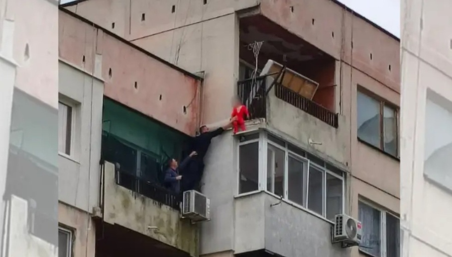 Полицаи спасиха дете от падане от осмия етаж в Ямбол