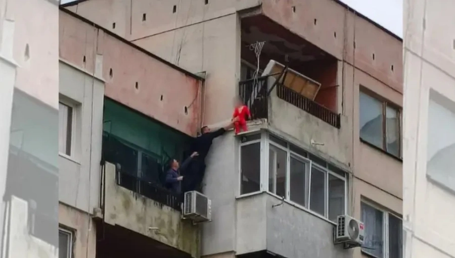 Полицаи спасиха дете от падане от осмия етаж в Ямбол