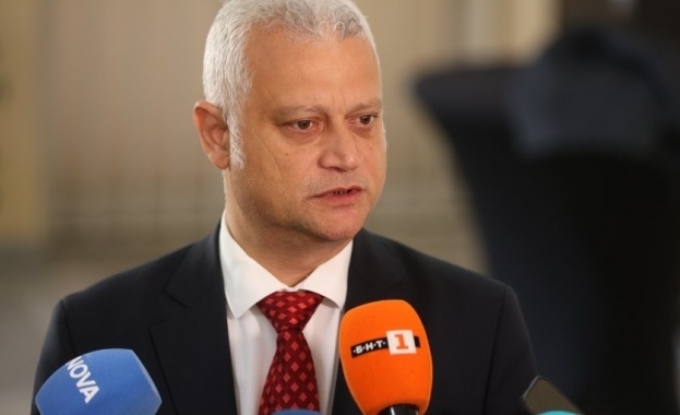 Министър Дечев: Работи се по всички схеми за купуване на гласове