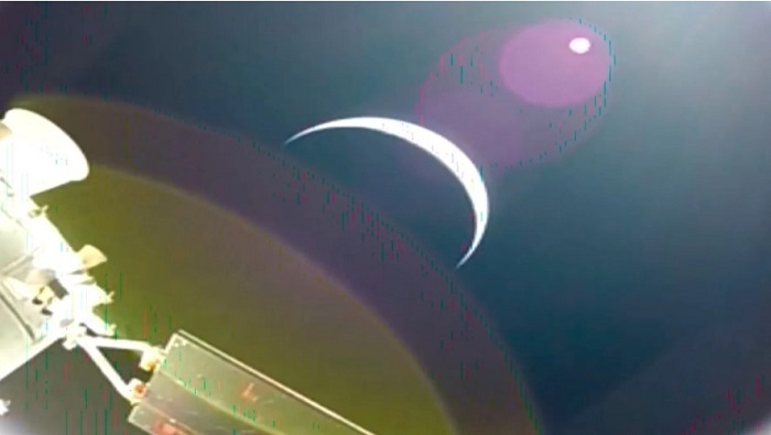 Артемис 2 преминава от другата страна на Луната