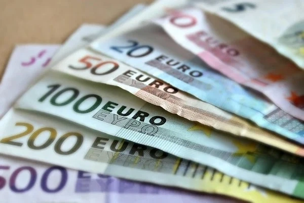 Еврото поскъпна с близо 1% спрямо долара