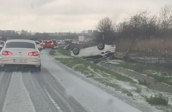 Силна градушка доведе до катастрофи с 5 коли край Поморие