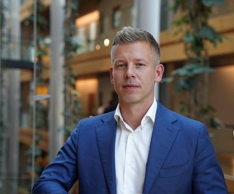 Преди срещата си с президента на Унгария, Мадяр го призова да подаде оставка