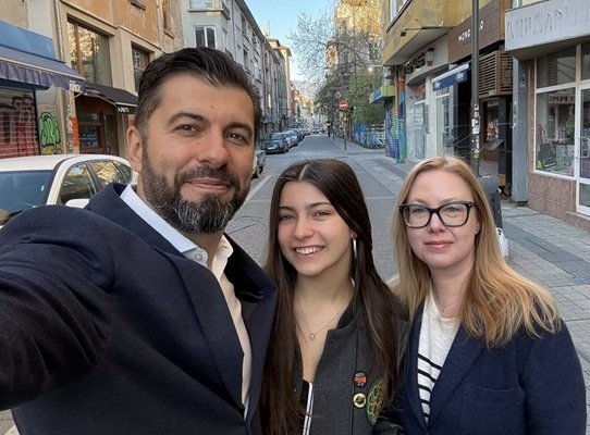 Кирил Петков гласува с дъщеря си Ема и съпругата си: Този път изборите ще бъдат честни