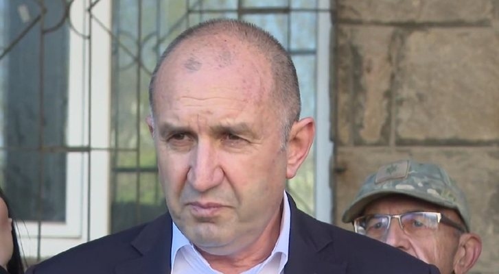  Радев гласува сам, след като жена му обяви, че още мисли