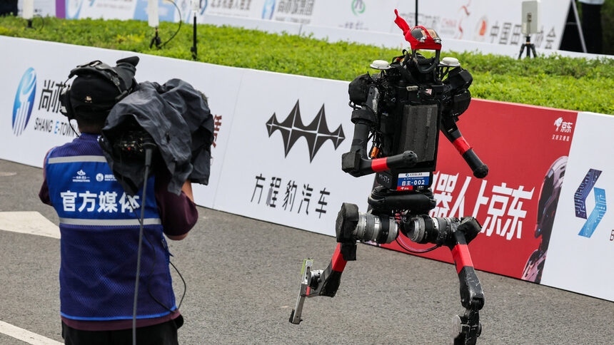 Хуманоиден робот надбяга хората и постави световен рекорд на полумаратона в Пекин