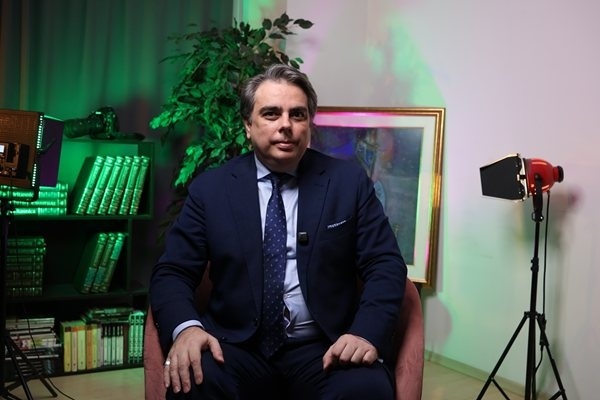 Асен Василев: В ДБ да се разберат Манол Пейков или Владо Панев им е по-важен