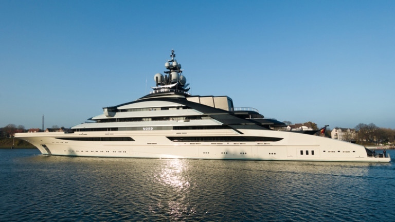 Руска суперяхта премина през Ормузкия проток