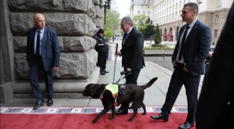 България има незрящ депутат, влезе с куче водач