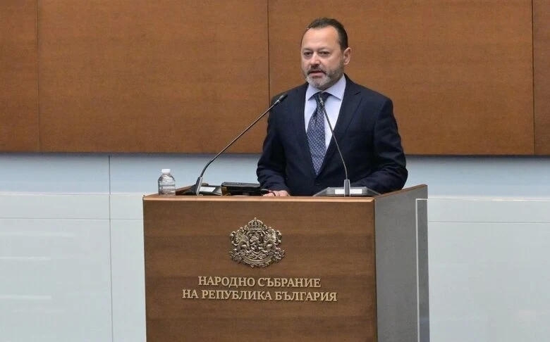 Регионалният министър: Става дума за огромно свлачище, поне месец ще продължат проучванията