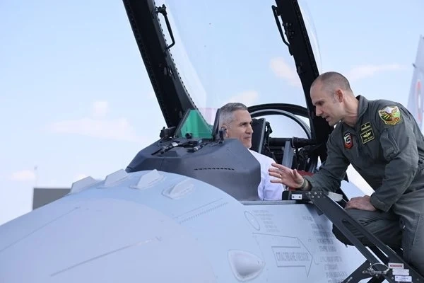 Гюров се качи на изтребител F-16 под звуците на Топ Гън