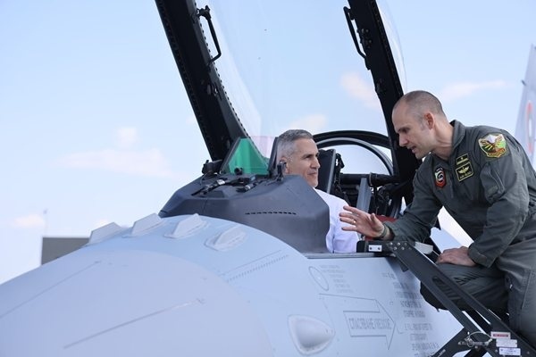 Гюров се качи на изтребител F-16 под звуците на Топ Гън