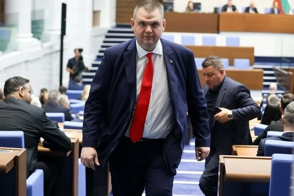 Депутатите отхвърлиха комисията за парите и полетите на Пеевски