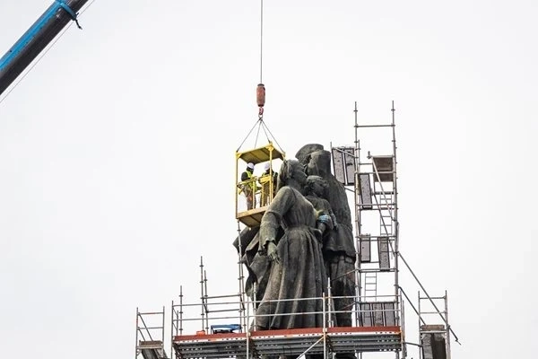 Терзиев предлага Столична община да придобие скулптурите от паметника на Съветската армия