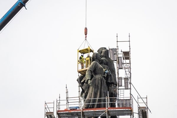 Терзиев предлага Столична община да придобие скулптурите от паметника на Съветската армия