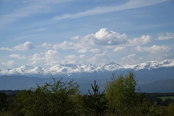 Топло, но с облаци, дъжд и май пак градушки