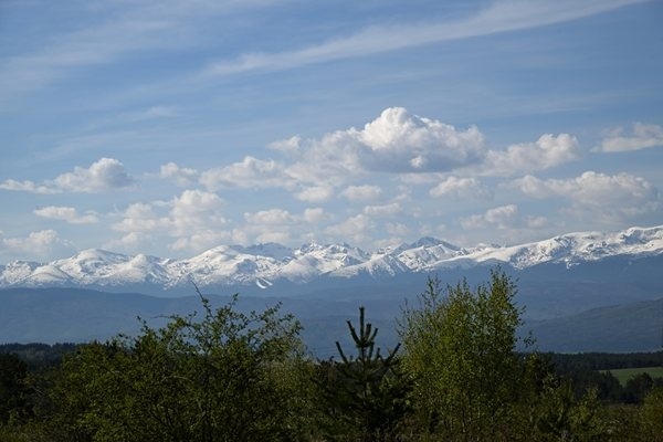 Топло, но с облаци, дъжд и май пак градушки