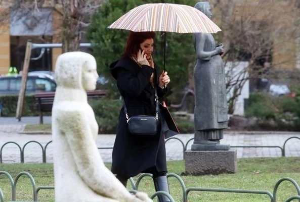 Силен дъжд и гръмотевици за абитуриентите в цялата страна