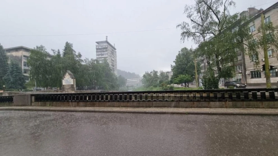 Проливни дъждове блокираха движението в Габрово