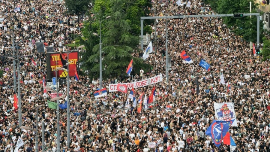 Хиляди излязоха на антиправителствен протест в Белград
