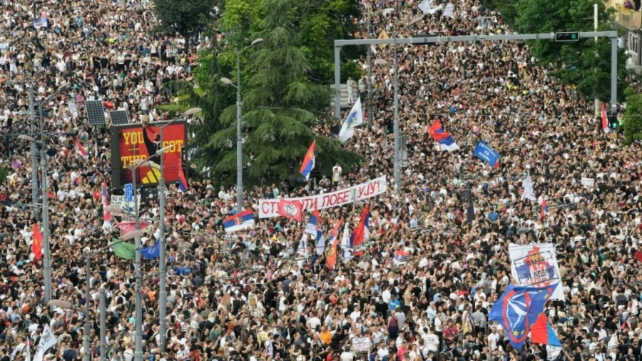 Хиляди излязоха на антиправителствен протест в Белград