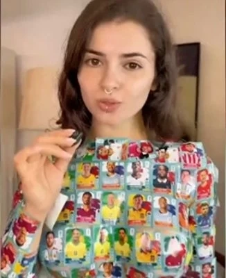 Бразилски модел се облепи със снимки на футболни звезди за 7 часа
