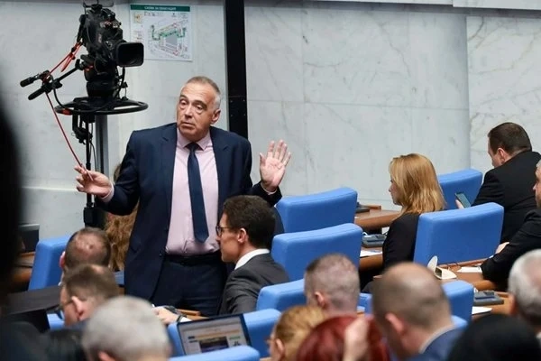 Мнозинството взе 2/3 от комисиите в парламента