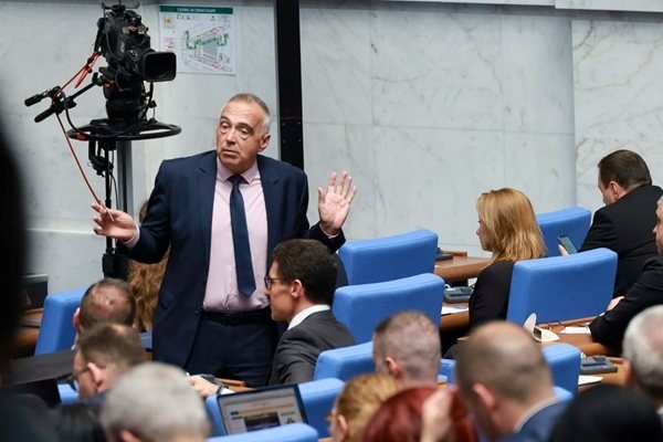 Мнозинството взе 2/3 от комисиите в парламента