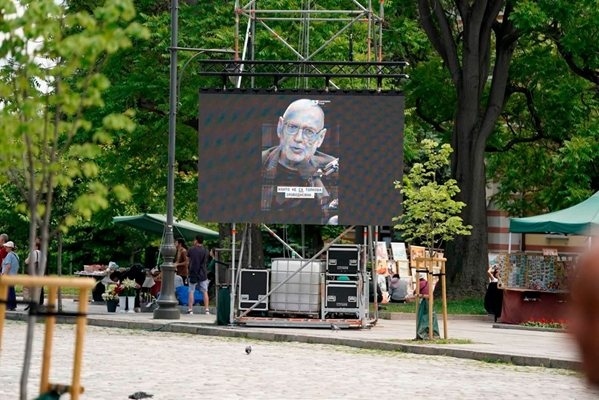 От 4 екрана Любен Дилов гледа как стотици се прощават с него