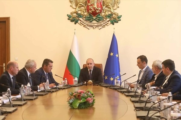 Радев сменя шефовете на разузнаването и данъчните