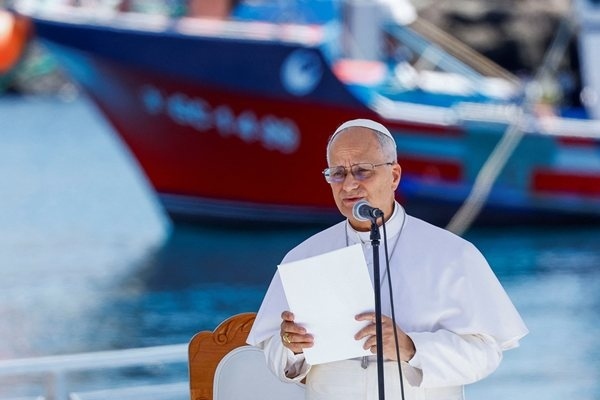 Папа Лъв XIV пристигна на Канарските острови