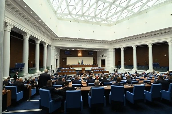 Българските депутати с най-висока заплата в Европа, българите - с най-ниската