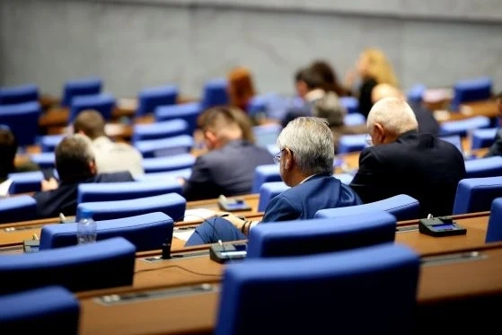 След като получиха индексация, депутатите си замразиха заплатите на 4236 евро