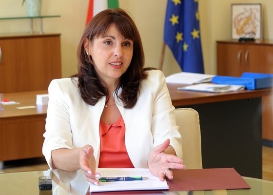 Министър Ефремова: Съкращаване на пенсионери накуп ще обезкърви администрацията