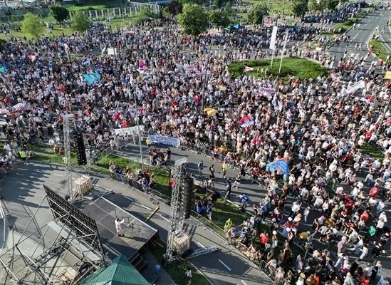Хиляди на протест в Нови Сад, искат избори 
