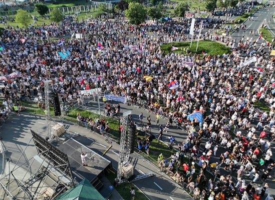 Хиляди на протест в Нови Сад, искат избори 