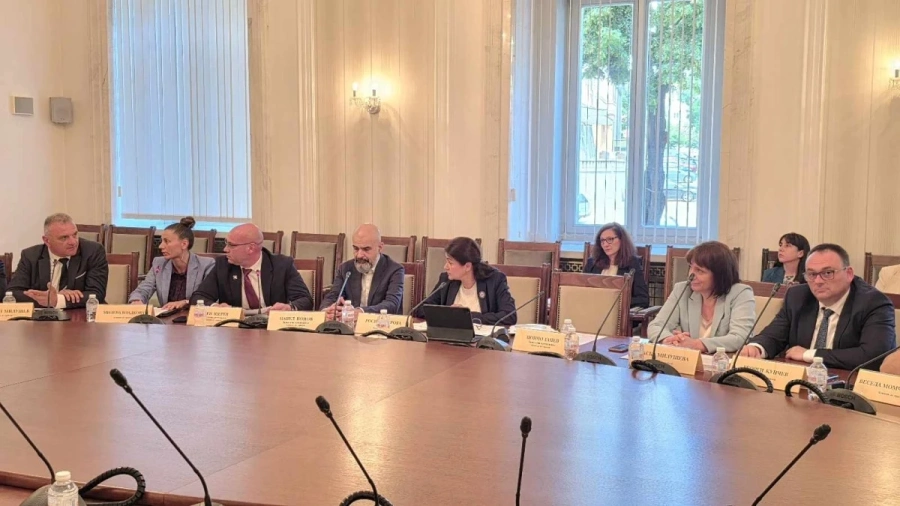 Депутатите от ПБ в Комисията по туризъм викат трима министри за Мальовица и мазутните петна по Черноморието
