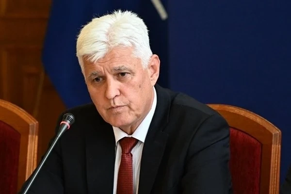 Министър Стоянов: Заплатите на военните се замразяват за 2026 г., но автоматизмът трябва да бъде запазен