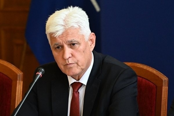 Министър Стоянов: Заплатите на военните се замразяват за 2026 г., но автоматизмът трябва да бъде запазен