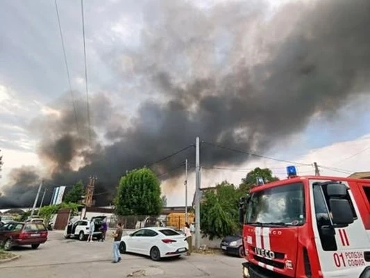 Пожарът в завода за отпадъци в София е обхванал 2000 кв. м., чакат се водоноски