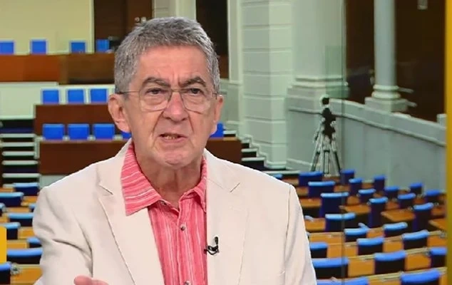 Демерджиев трябва да оповести всички, които са пътували с Пеевски