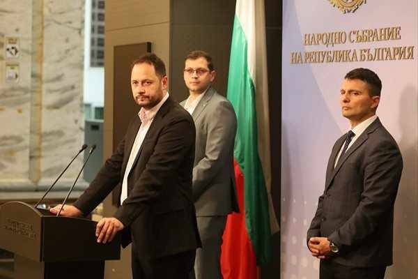 Спешно променят Изборния кодекс, гласуването само на машина