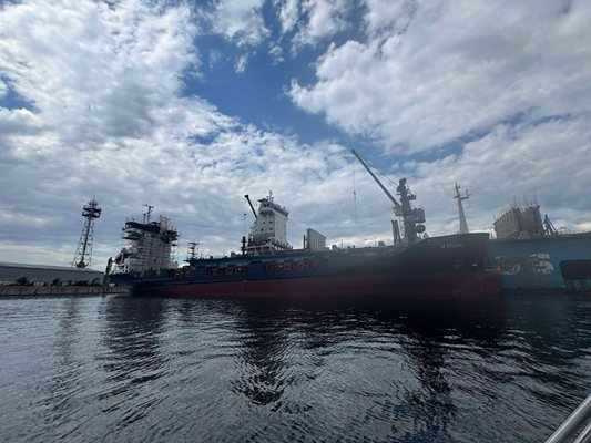 Във Варна продължава ремонтът на търговския кораб, поразен от дрон в Черно море 