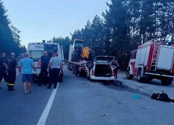 Двама души загинаха след удар на кола в ремарке край Дупница, трима са ранени